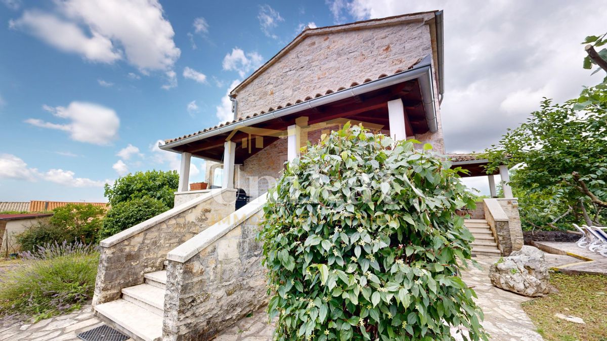 Renovirana kamnita hiša s bazenom